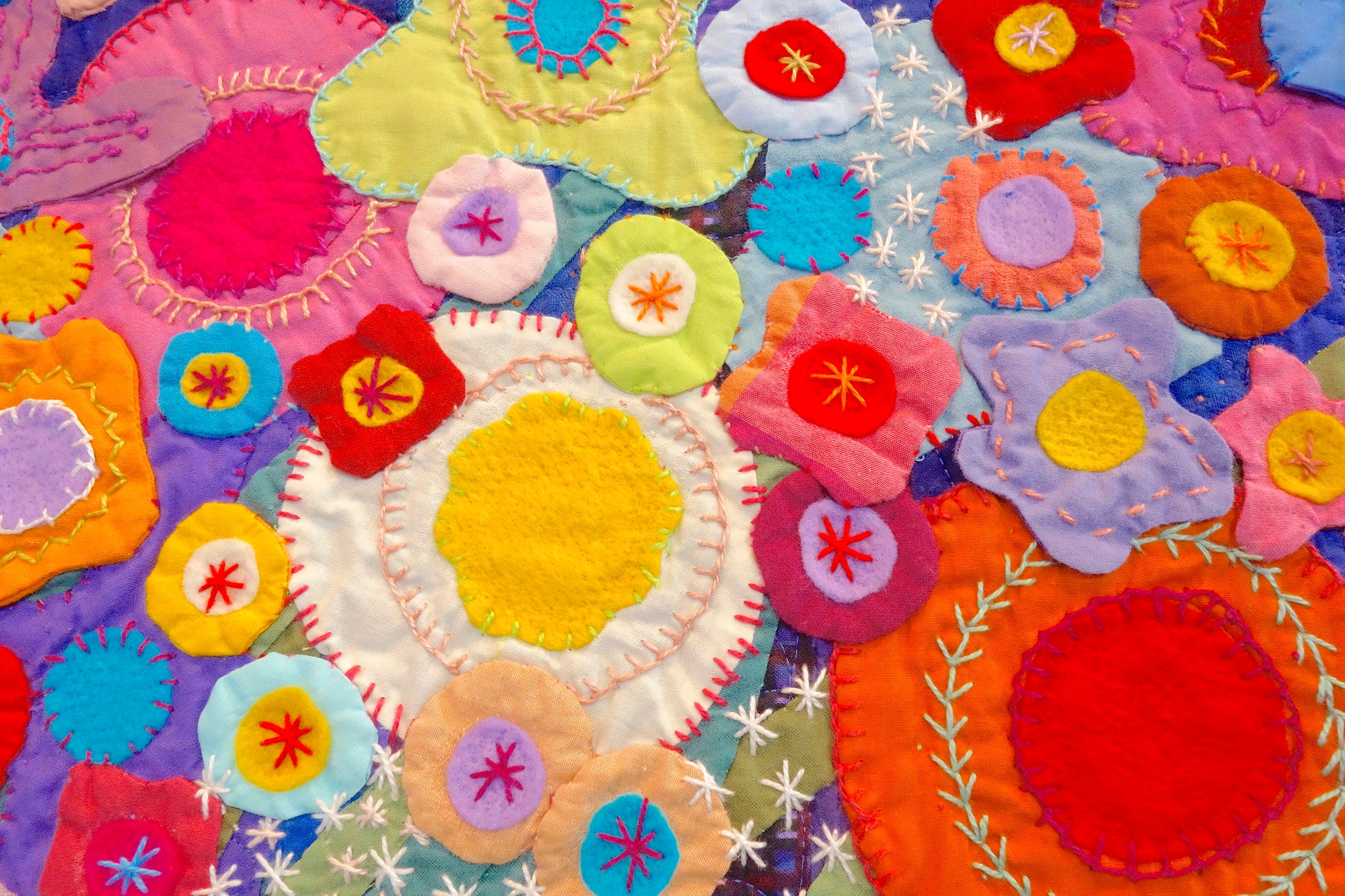 La imagen representa un trabajo textil donde los diversos circulos pueden simular las posibles respuestas a un prompt.
